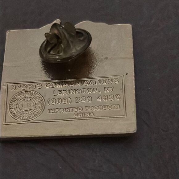 Vintage University of Kentucky Basketball '96/'97 Lapel Pin - Picture 5 of 5